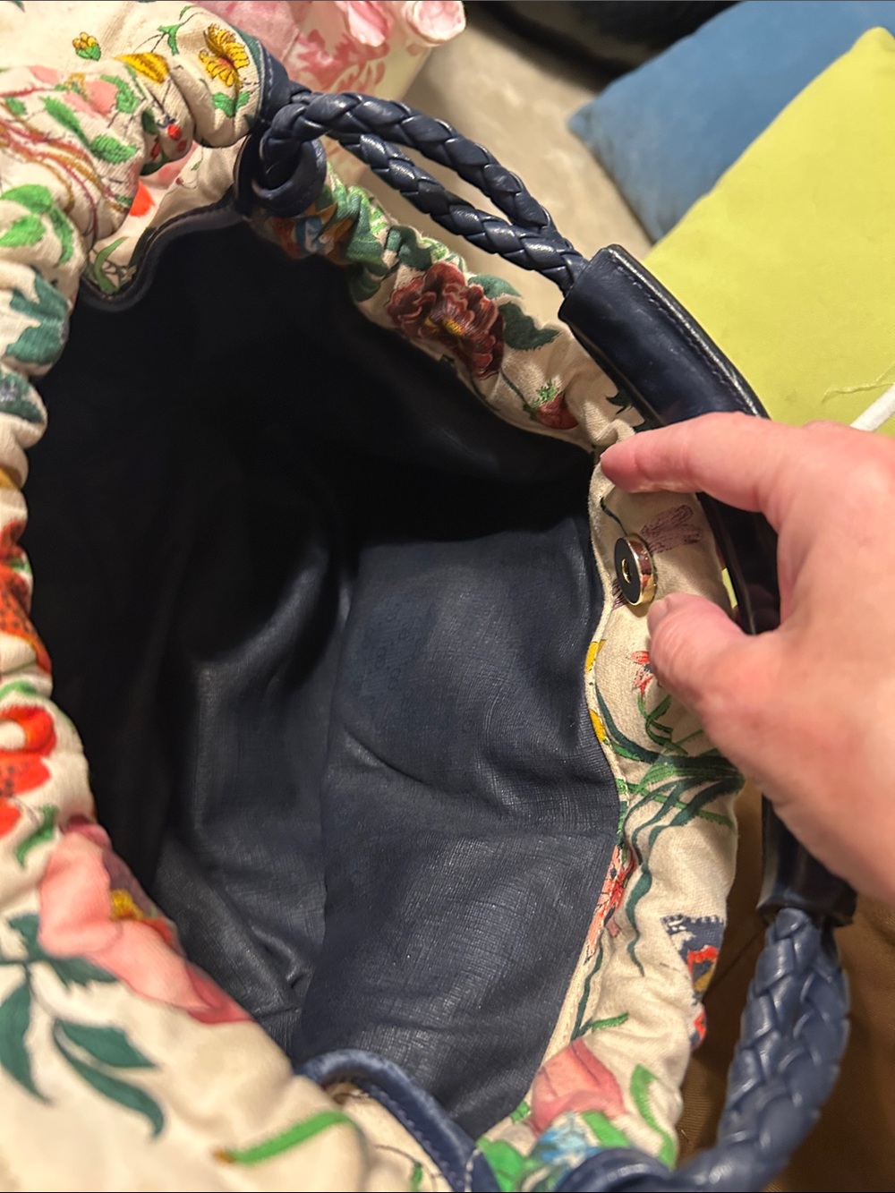Gucci Floral Canvas Shoulder Bag in Cream with Multicolor Flower Print - Picture 6 of 9